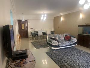 - un salon avec un canapé et une salle à manger dans l'établissement شقة ألترا سوبر لوكس بكمبوند البارون 160 متر, au Caire