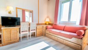 a living room with a red couch and a television at Bobby Executive in Sanremo