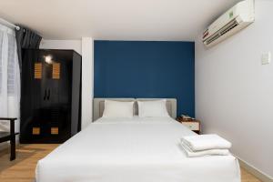Un pat sau paturi într-o cameră la Sen Sai Gon Hotel - Ben Thanh Market