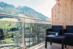 een balkon met uitzicht op een berg bij Das Gschossmann in Saalbach Hinterglemm