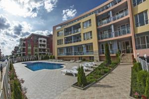 um edifício de apartamentos com piscina e pátio em Anthony Complex em Sveti Vlas