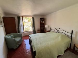Ένα ή περισσότερα κρεβάτια σε δωμάτιο στο Luberon maison de village entière 2 à 6 personnes