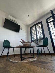 een woonkamer met een tafel en 2 stoelen bij Hotel Rural Irina in Badajoz