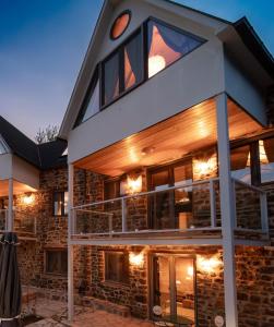 een uitzicht op een huis met verlichting bij Dandy Villas Karpenisi Complex - Lux Chalets - Inflatable Pool-Hot Tub in Áyios Nikólaos +36 foto's