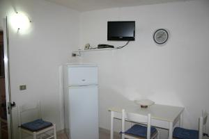 ヴィエステにあるCase Vacanze Fusillo Rosinaの白い部屋(テーブル、壁掛けテレビ付)