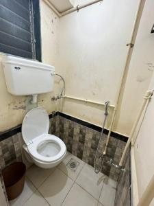 uma pequena casa de banho com WC e chuveiro em 1BR Apartment Parel em Mumbai