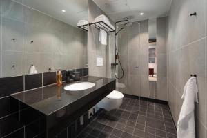 a bathroom with a sink and a toilet at Skaret by Vander in Tromsø