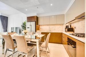 cocina y comedor con mesa y sillas en Emaar Beachfront 2bdr Apartment on Beach Isle, en Dubái