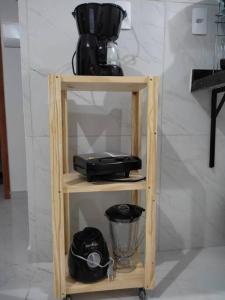 une petite étagère en bois avec un mixeur. dans l'établissement Novo ap. João Pessoa!, à João Pessoa