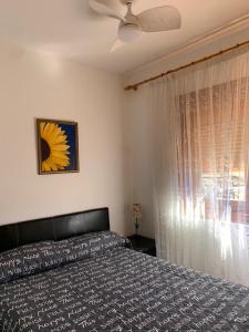 - une chambre avec un lit et une grande fenêtre dans l'établissement RELAX en SANTA POLA, ALICANTE, à Santa Pola