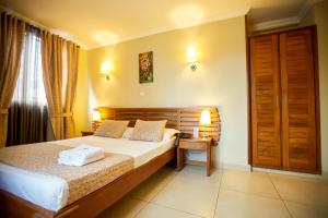une chambre d'hôtel avec un lit et une fenêtre dans l'établissement Anjary Hotel, à Antananarivo