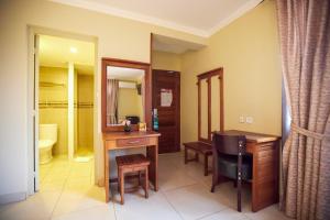 La salle de bains est pourvue d'un bureau, d'un lavabo et d'un miroir. dans l'établissement Anjary Hotel, à Antananarivo