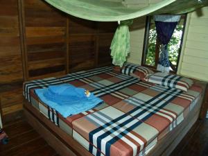 昌岛Littleduck bungalow Koh Chang Ranong的有窗户的房间里有一张大床