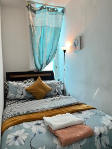 ein Schlafzimmer mit einem Bett mit Vorhang darauf in der Unterkunft Tanih Place in Abu Dhabi
