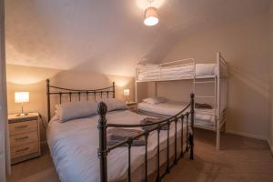 una camera con 2 letti a castello in mansarda di Waterfall Cottage a Carnlough