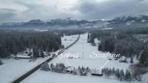 een luchtzicht op een skigebied in de sneeuw bij Domek drewniany Szafran in Witów