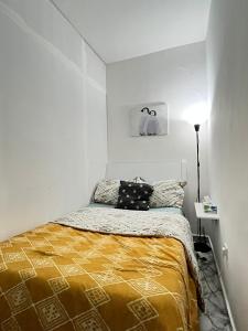 ein Schlafzimmer mit einem Bett in einem weißen Zimmer in der Unterkunft Tanih Place in Abu Dhabi