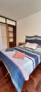 Ένα ή περισσότερα κρεβάτια σε δωμάτιο στο Hermosa casa en el centro de Mendoza