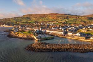 una vista aerea di una piccola città sull'acqua di Waterfall Cottage a Carnlough