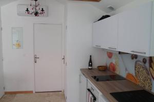 Η κουζίνα ή μικρή κουζίνα στο Gîte Pétronille - pied à terre dans le saumurois +4 φωτογραφίες