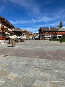 an empty plaza in a town with buildings at Le christiana hyper centre valberg in Péone