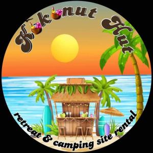 Romblon的住宿－KOKONUT HUT RETREAT & CAMPING SITE RENTAL，海滩上的度假村和露营地的照片