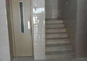 a stairway leading to a door in a building at الحمدانية الراقي للأجنحة الفندقية in Jeddah