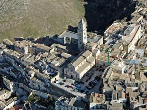 una vista aerea di una città con un grande edificio di Casa Vacanza "Nel Cuore dei Sassi" a Matera
