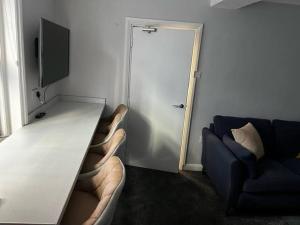 een kamer met een tafel, een bank en een televisie bij Cosy 2-bed Town House In Central Brighton Sleep 4 in Brighton & Hove