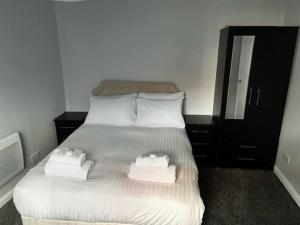 a bedroom with a bed with two towels on it at Cosy 2-bed Town House In Central Brighton Sleep 4 in Brighton & Hove