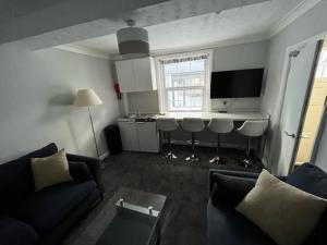 een woonkamer met een bank en een tafel bij Cosy 2-bed Town House In Central Brighton Sleep 4 in Brighton & Hove