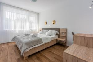 ein Schlafzimmer mit einem großen Bett und einem Fenster in der Unterkunft Villa Luce in Grižane
