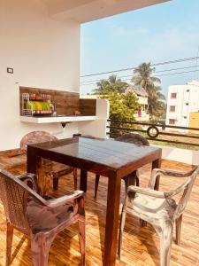 uma sala de jantar com uma mesa de madeira e cadeiras em DE Villa Breeze @ Beach side em Pondicherry