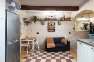 uma sala de estar com um sofá e uma mesa em Traditional Maltese Townhouse - Close to Sea em Senglea