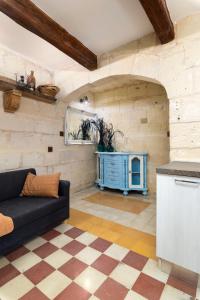un soggiorno con divano e tavolo di Traditional Maltese Townhouse - Close to Sea a Senglea