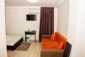 TV a/nebo společenská místnost v ubytování Occidental Wise Transit Hotel