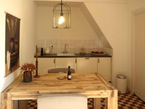 - une cuisine avec une table en bois dans une chambre dans l'établissement B&B de Olde Hilde, à Eibergen