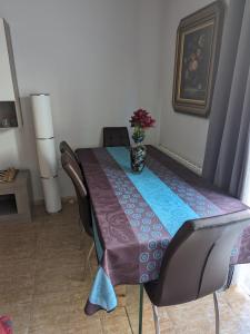 a dining room table with a purple table cloth on it at Vivienda compartida con ambiente familiar in Seseña