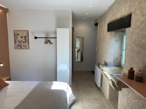 Ένα ή περισσότερα κρεβάτια σε δωμάτιο στο La Chambre des Ecureuils - Bruniquel +6 φωτογραφίες