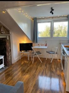 uma sala de estar com uma mesa e uma janela em Largs Top Floor Flat em Largs