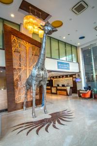 Una statua di una giraffa in un centro commerciale di Golden Tulip Westlands Nairobi a Nairobi