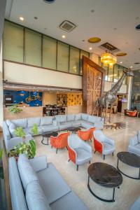 un vestíbulo con sofás y sillas y una estatua de jirafa en Golden Tulip Westlands Nairobi en Nairobi