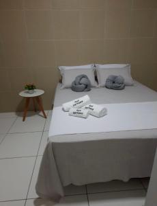 Una cama con toallas en una habitación en Apê Serrano en Serra de São Bento