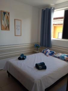 - une chambre avec un lit et 2 serviettes dans l'établissement Pedacinho de Lar, à João Pessoa
