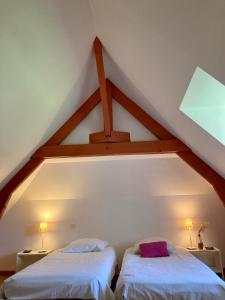 2 camas en una habitación con techo en CÔTE VILLAGE, en Quiberville