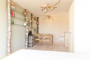 a bedroom with a table and chairs in a room at Bed met Paard in Bergen op Zoom