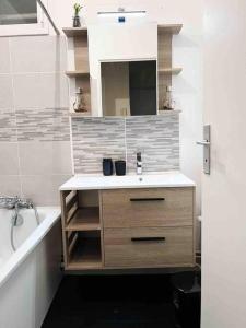 Koupelna v ubytování Logement entier chambre+salon + jardin & terrasse + 16 fotografií