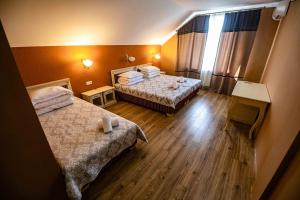 מיטה או מיטות בחדר ב-Pensiunea Venetia Sighisoara