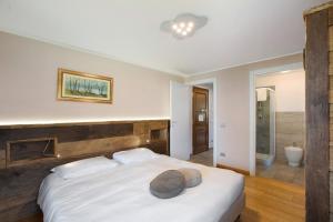 um quarto com uma cama grande e uma cabeceira em madeira em La Vigne De Papagran App1 em Aosta