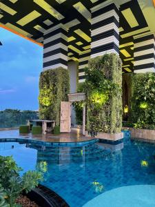 una piscina in un resort con un grande edificio di 芭提雅高层海景奢华公寓The Riviera Jomtien生香家直达海滩 售空 a Pattaya Sud